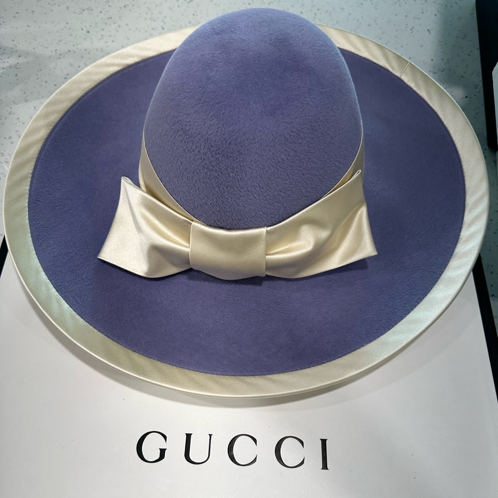 Gucci felt hat with Satin Aurora bow , Lilic and Ivory, brand new